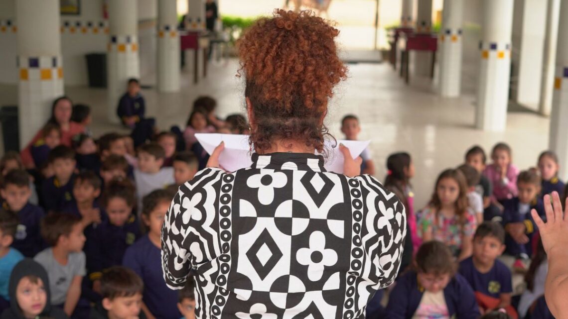 Espetáculo bilíngue que conta lendas angolanas chega a Ilhota, Timbó e Guabiruba