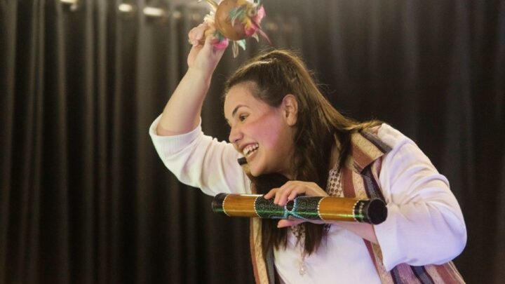 Histórias Reviradas: Karina Schramm circula por Blumenau, Guabiruba, Ilhota e Timbó