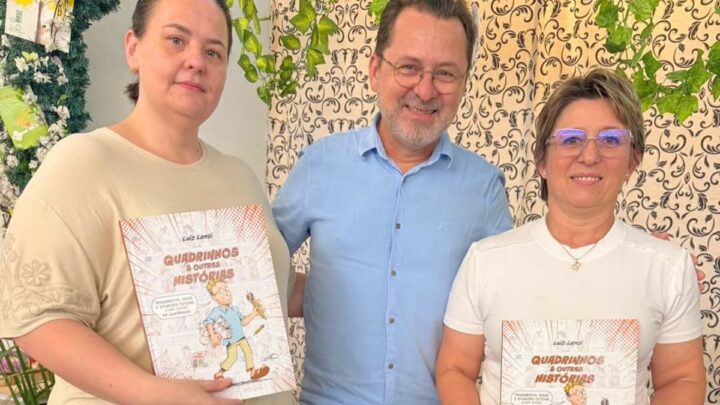 Luiz Lenzi prestigia Feira do Livro e doa obra a escolas de Benedito Novo
