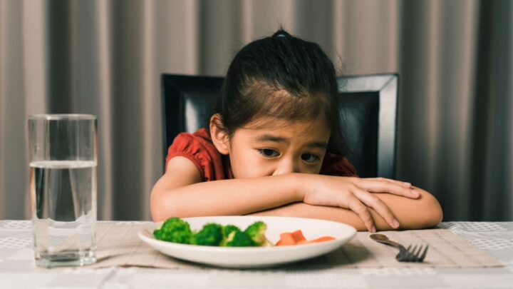 Seletividade alimentar afeta crianças com autismo e pode impactar desenvolvimento