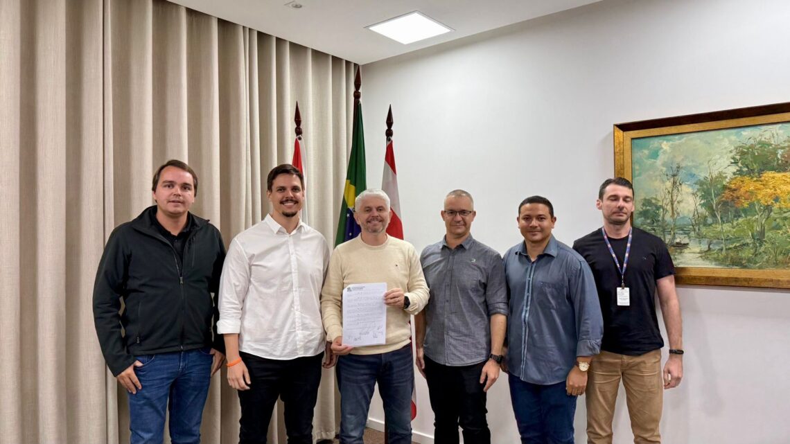 Prefeito sanciona nova lei que destrava obras em Blumenau após articulação liderada por Bruno Win