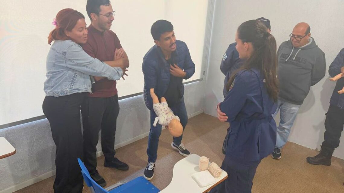 Bombeiros de Timbó capacitam agentes escolares em primeiros socorros