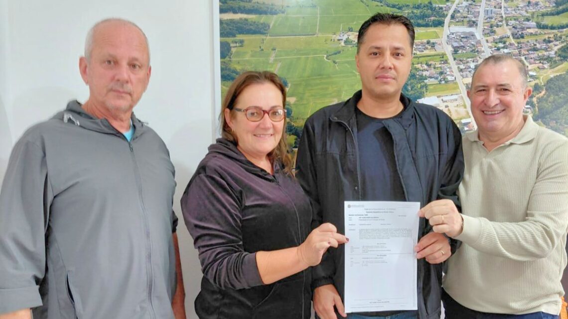 Vereadora Mércia garante R$ 150 mil para pavimentação em Rodeio Vereadora Mércia garante R$ 150 mil para pavimentação em Rodeio