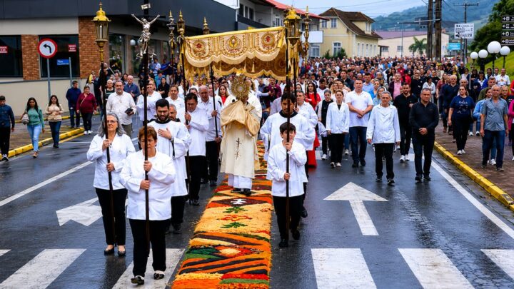 Corpus Christi reúne fiéis em Rodeio com missa e procissão