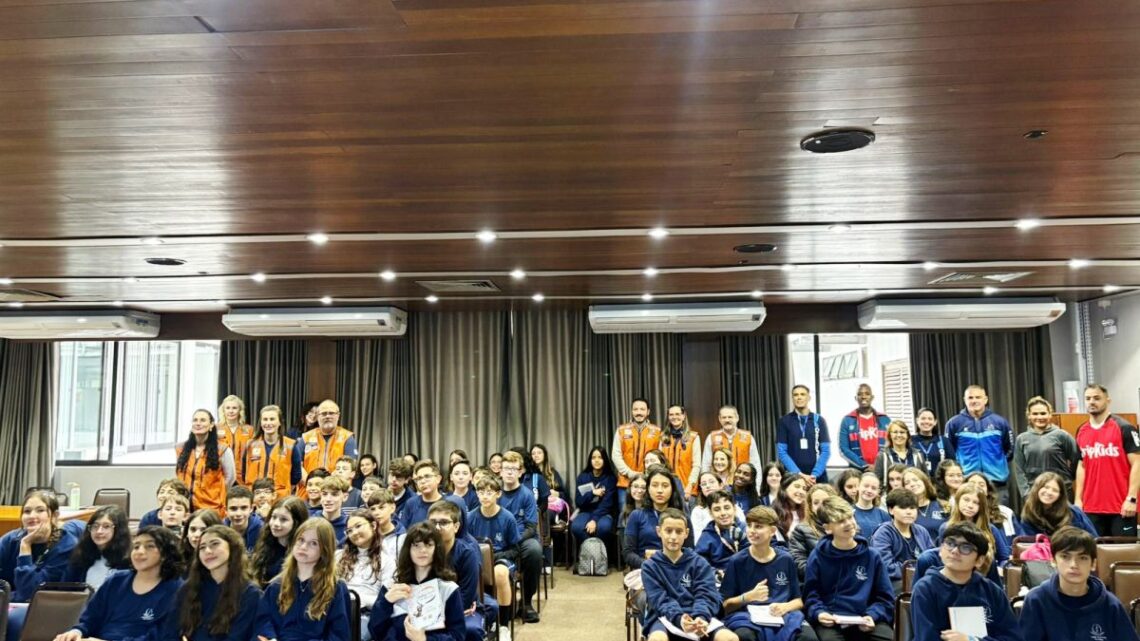 De olho no El Niño, estudantes de Florianópolis viajam até Blumenau para desvendar os bastidores da Defesa Civil